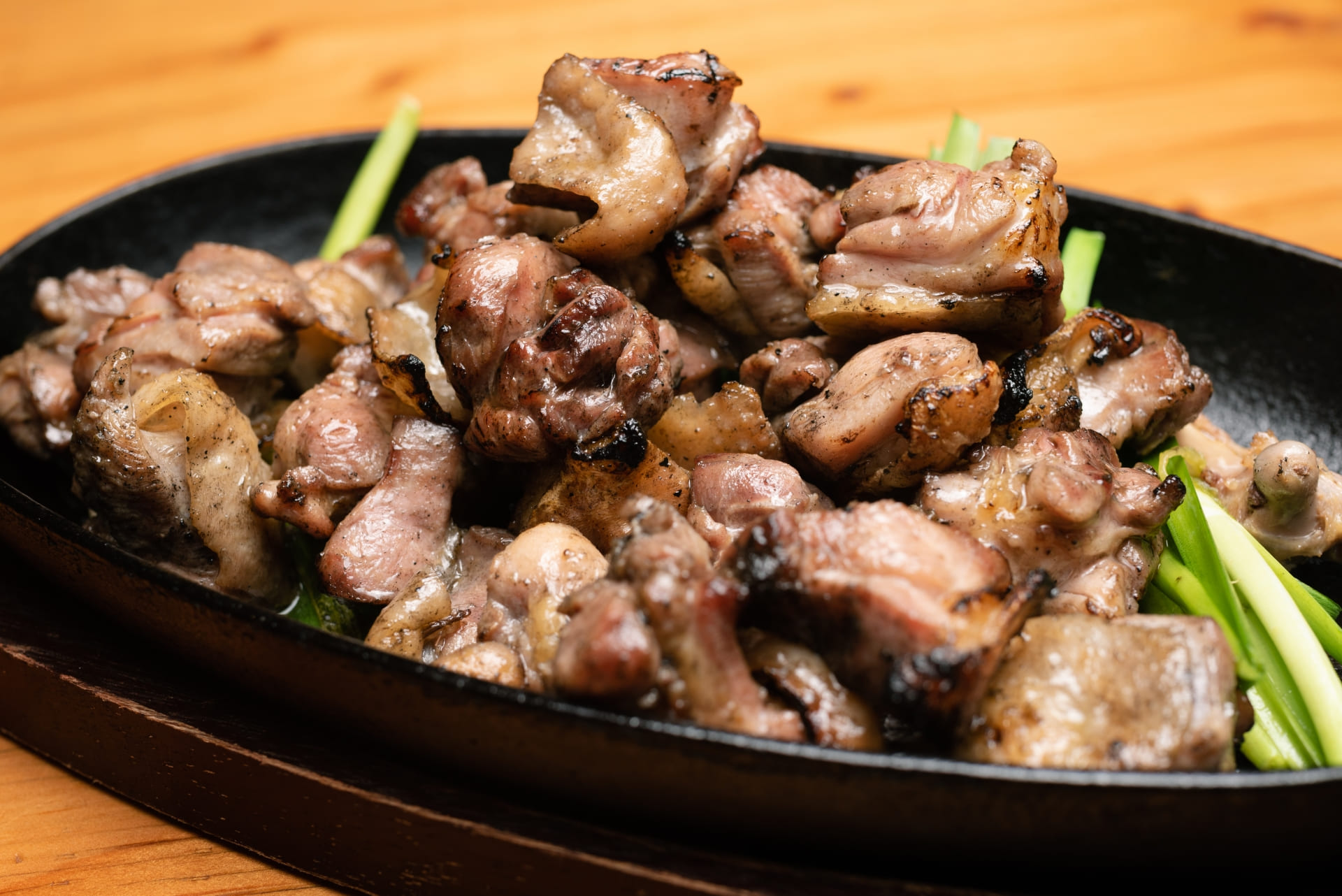 炭火で焼き上げた赤鶏